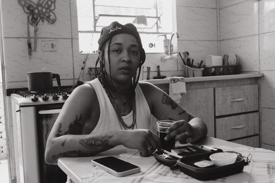 Clara Lima lança clipe de “Bom Dia” e reforça conexão com as ruas e a cultura hip-hop